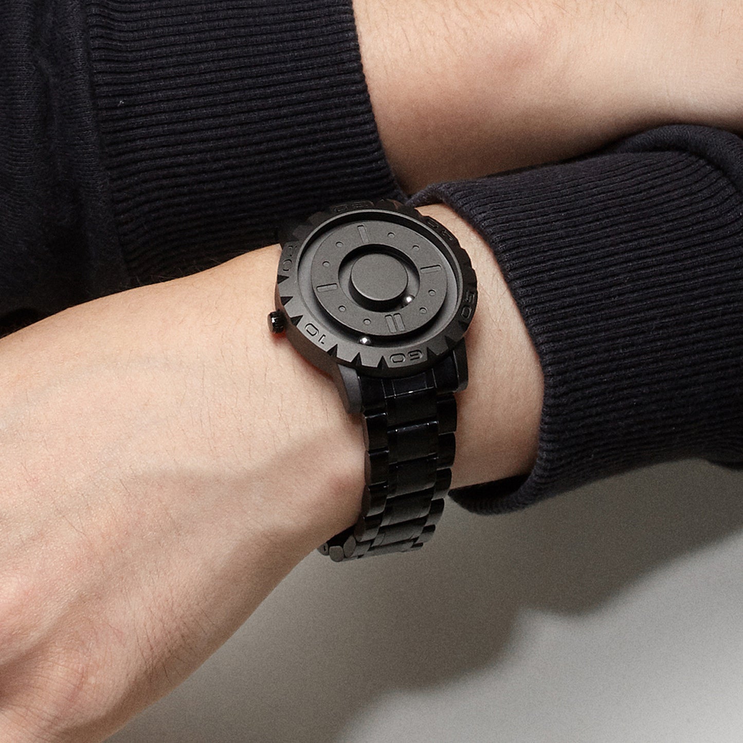 Reloj de Cuarzo para Hombre con Bola Magnética — Diseño Moderno, Minimalista y de Lujo Sin Bordes