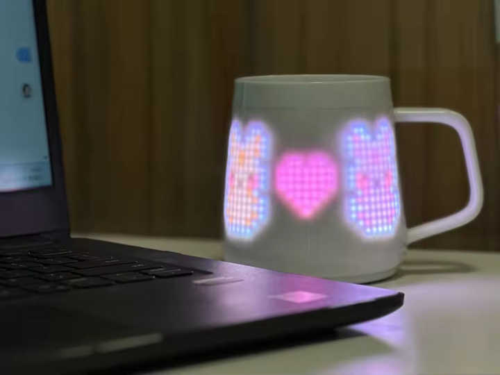 Taza Interactiva con Pantalla LED de Píxeles